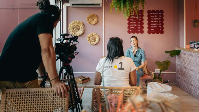 « Bat' Kari » : Le rendez-vous gourmand qui met les pieds sous la table et l'humain au cœur de l'assiette ! 🥘❤️ « Dwa’d pié y kart sou la tab ! » — Selon Rocaya 👣✨