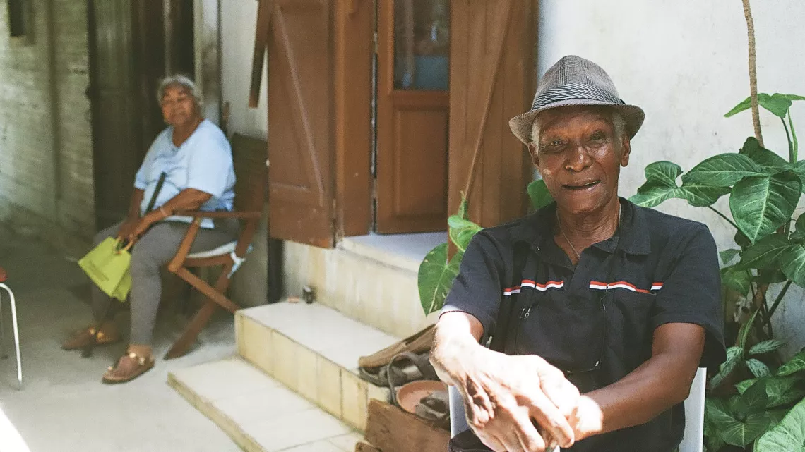 "Bourant" parle du moring des anciens ; celui qui est né du savoir des engagés et des esclavisés venant de Madagascar, de l’archipel des Comores, de Rodrigues mais aussi et surtout d’Afrique ; celui qui s’est pratiqué dans les camps, dann bitasyon, dann tablisman ; celui qui s’est créolisé par la porosité de ces espaces communs.