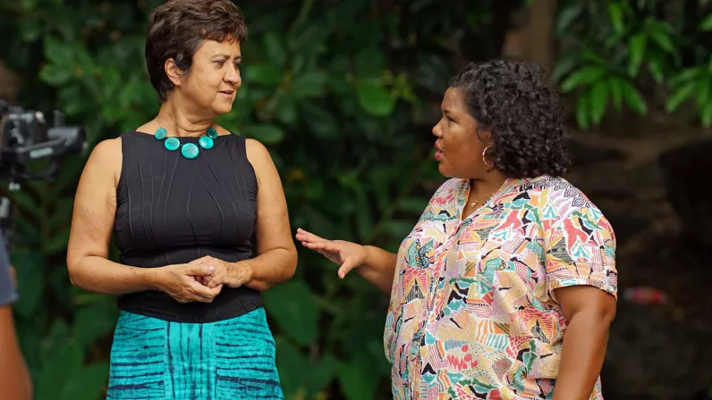 Cette année, c'est Johanne Vélia qui nous emmène partout à La Réunion. Qu'il pleuve, qu'il vente ou... que le volcan i pète! Johanne n'a peur de rien et nous fait découvrir les lieux touristiques, les lieux urbains, les lieux où l'on travaille, bref, là où les Réunionnais vivent. 