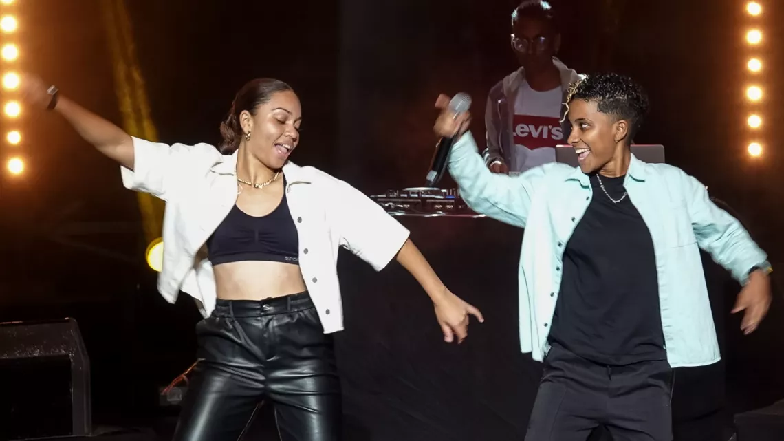 Une Affiche exceptionnelle pour un spectacle sensationnel !   Afin de toujours faire rêver encore plus d’enfants issus de familles modestes, l’Association 1000 Sourires, présidée par Ibrahim Ingar, avait organisé sa 3e soirée caritative pour une levée de fonds au Téat Plein Air de Saint-Gilles, le samedi 24 septembre dernier avec le soutien des humoristes Marie-Alice Sinaman et Thierry Jardinot, marraine officielle  et parrain historique de l’association