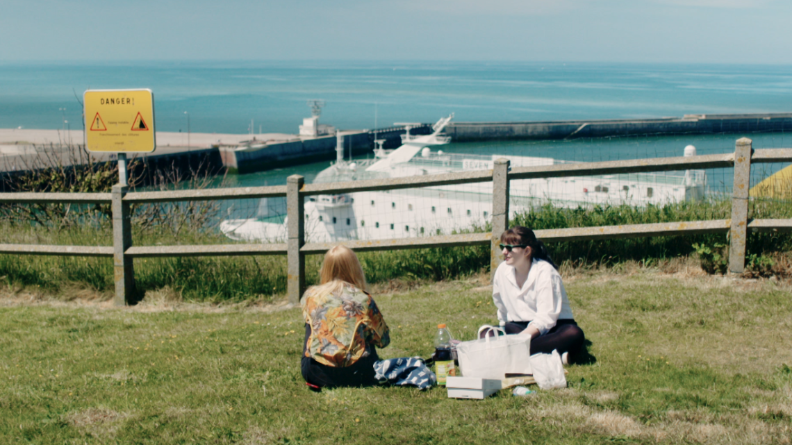 Julia et Gwénaëlle devant le ferry