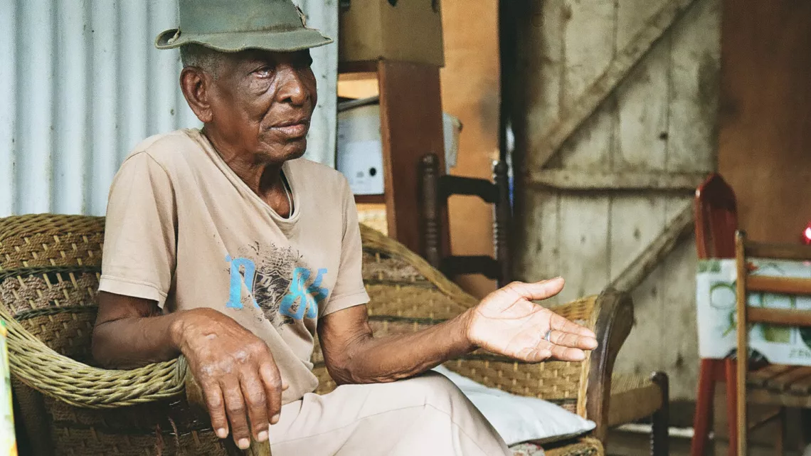 "Bourant" parle du moring des anciens ; celui qui est né du savoir des engagés et des esclavisés venant de Madagascar, de l’archipel des Comores, de Rodrigues mais aussi et surtout d’Afrique ; celui qui s’est pratiqué dans les camps, dann bitasyon, dann tablisman ; celui qui s’est créolisé par la porosité de ces espaces communs.