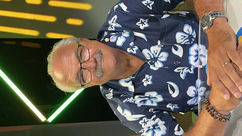 Vendredi 21 avril 2023, qui sont les 2 invités de Mikaël Lauret ?  Deux personnalités plébiscitées par les Réunionnais(es) :   Marion Marimoutou, l’ambassadrice de notre île originaire de Saint-André et âgée de 18 ans, a été élue Miss Réunion 2022 le 27 août dernier. Entre shooting et évènements divers, notre pétillante et déterminée reine de beauté s’est prêtée au jeu des questions réponses de Cari sou d’ri. Gilles Malet a fait ses adieux 18 janvier 2020 au petit écran de Réunion la 1ère     pour une retra