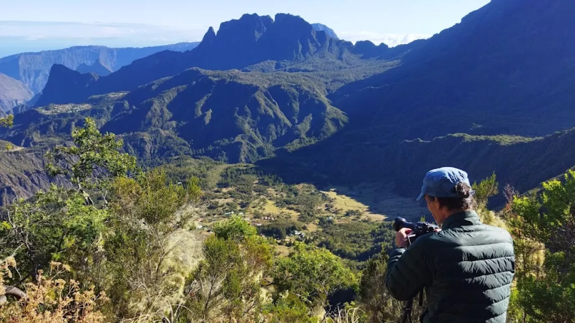 Avec 25 forêts classées, la Réunion est un territoire exceptionnel. C’est l’un des 34 hotspots de biodiversité terrestre mondiale. Mais aussi le département français où l'on replante le plus d'arbres, chaque année, par habitants.