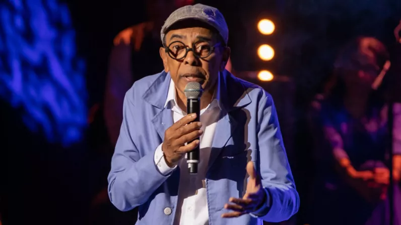 Une Affiche exceptionnelle pour un spectacle sensationnel !   Afin de toujours faire rêver encore plus d’enfants issus de familles modestes, l’Association 1000 Sourires, présidée par Ibrahim Ingar, avait organisé sa 3e soirée caritative pour une levée de fonds au Téat Plein Air de Saint-Gilles, le samedi 24 septembre dernier avec le soutien des humoristes Marie-Alice Sinaman et Thierry Jardinot, marraine officielle  et parrain historique de l’association