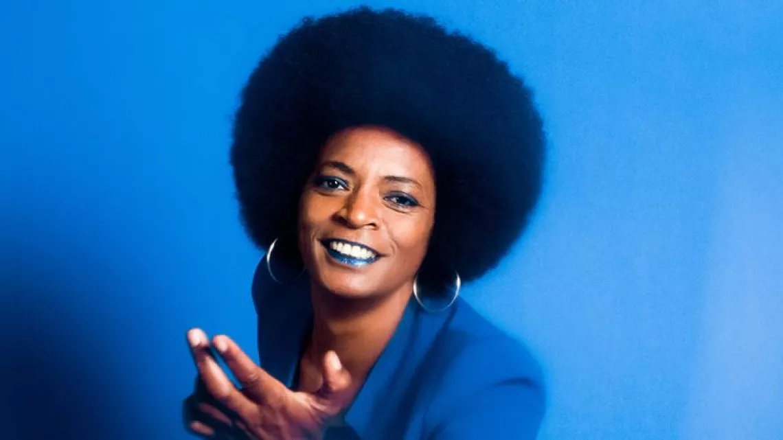 Christine Salem est une des voix féminines emblématique du maloya, une personnalité charismatique et forte. Nous allons suivre cette artiste majeure de la scène réunionnaise, nationale et internationale, dans un film-concert tourné entre Paris et des morceaux interprétés en extérieurs dans son île de la Réunion. 