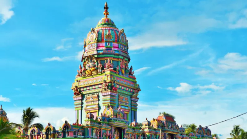 Le 12 avril, dans les conditions du direct, Réunion la 1ère a posé ses caméras pour vous faire vivre la cérémonie religieuse donnée à l’occasion cette nouvelle année 5123 au temple Tamoul Shri Maha Badra Karli à la Ravine Blanche à Saint-Pierre qui est l'un des plus beaux de l'île. Construit en 1972 et restauré en 1988, cet édifice est dédié à la déesse Karli.