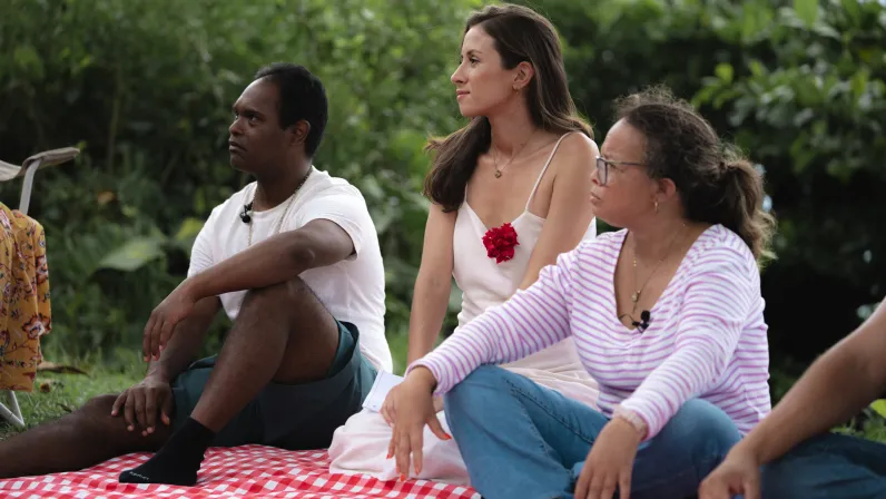 Pendant deux mois, l’émission Allon Kozé a pris vie comme une parenthèse hors du temps, une aventure humaine intense portée par l’énergie lumineuse de Léa Euphrosine. À ses côtés, une trentaine de personnes vivant avec un handicap et accompagnées au quotidien par l’ALEFPA, ont relevé un défi aussi audacieux qu’émouvant : réaliser douze interviews, douze rencontres, douze instants de vérité.