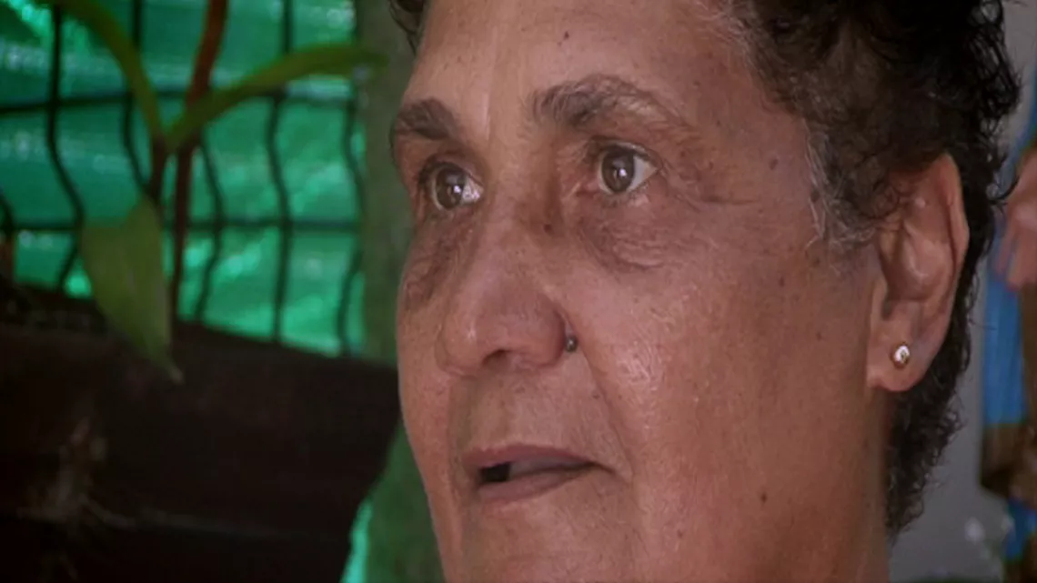 Les vieux quartiers et les villages des Hauts constituent, sur l'île de La Réunion, des lieux chargés de mémoire, de récits de vie et d'Histoire. Dans ces écarts se dressent encore les vestiges visibles de l’ancien monde créole, cette île d’antan dont le parfum singulier ne flotte plus désormais que dans les souvenirs de nos "gramounes". Ce mot créole, si affectueux, si tendre, désignent, à La Réunion, les Anciens, les vieilles personnes, les grands-parents, ceux et celles qui ont atteint l'âge béni de la s
