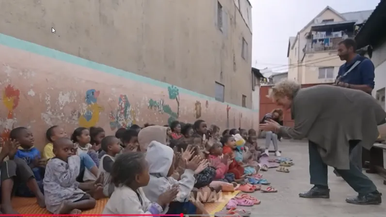Le mercredi 3 juin en prime time, la case documentaire Archipels sur Réunion la 1ère vous propose une immersion poignante de 52 minutes au cœur de l'engagement humanitaire. Réalisé par Estelle Jomaron-Galabert (Bis répétita), « Madame Nataly » dresse le portrait sensible, inspirant et sans fard d’une femme qui a choisi de faire de la résilience son combat quotidien entre La Réunion et Madagascar