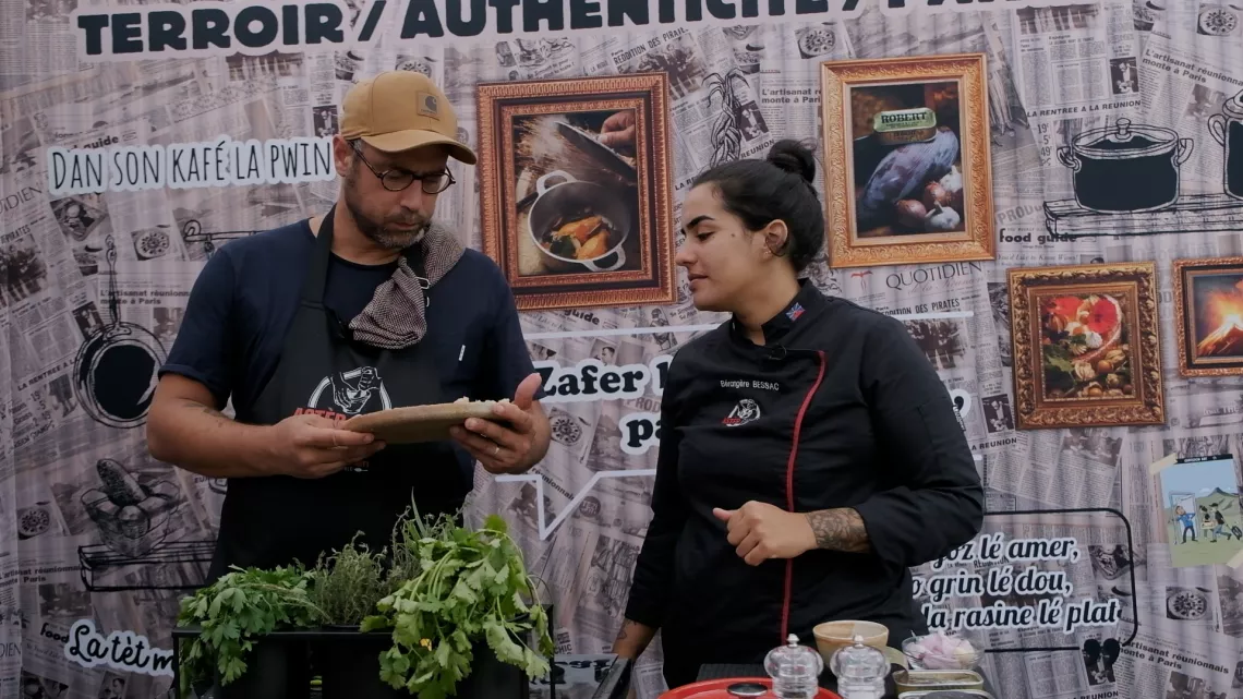 Astèr Chefs by Épicurien à Table est de retour pour une 3ème saison sur Réunion la 1ère!  Votre rendez-vous culinaire quotidien fait peau neuve et vous propose de suivre à tour de rôle des duos de Chefs Péi.