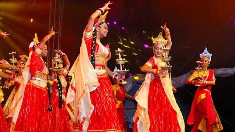 A l’occasion du Jour de l’An Tamoul, Lynda Sellom professeur, chorégraphe de danses indiennes et ses élèves de l’école de danses Natya Kalamani, ont tenu à offrir aux téléspectateurs de Réunion la 1ère un spectacle de danses classiques et folkloriques indiennes intitulé Kadambam, en français mélange de fleurs, depuis la Salle Gramoune Lélé à Saint-Benoît. C’est un voyage inédit en 12 tableaux du Sud au Nord de l’Inde, pays de charme et de mystère. Comme les fleurs qui se mélangent, toutes les cultures s’uni