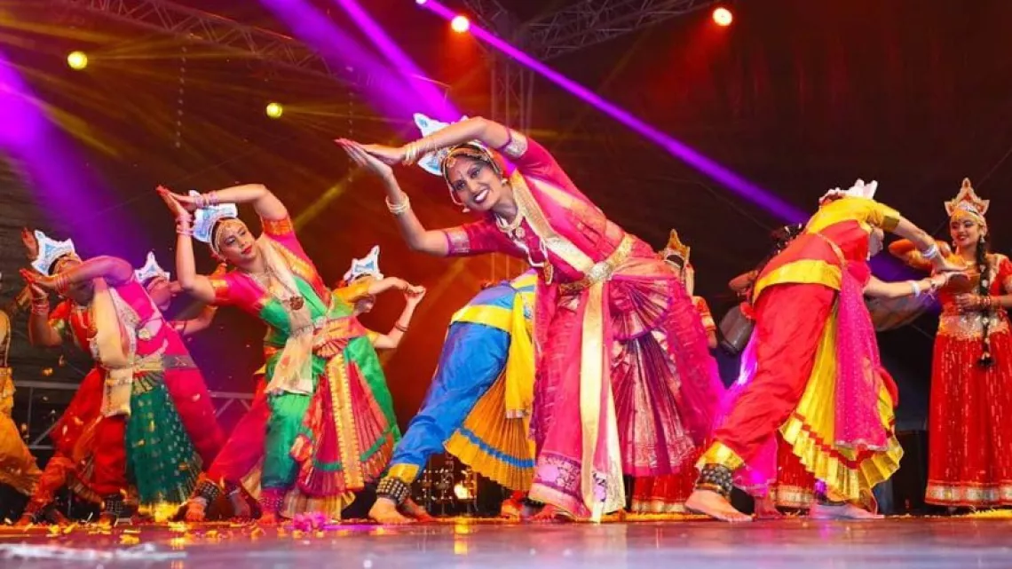 A l’occasion du Jour de l’An Tamoul, Lynda Sellom professeur, chorégraphe de danses indiennes et ses élèves de l’école de danses Natya Kalamani, ont tenu à offrir aux téléspectateurs de Réunion la 1ère un spectacle de danses classiques et folkloriques indiennes intitulé Kadambam, en français mélange de fleurs, depuis la Salle Gramoune Lélé à Saint-Benoît. C’est un voyage inédit en 12 tableaux du Sud au Nord de l’Inde, pays de charme et de mystère. Comme les fleurs qui se mélangent, toutes les cultures s’uni