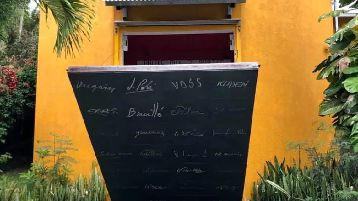 Archipels rend hommage à l’œuvre de Vincent Mengin-Lecreulx, artiste peintre, sculpteur, installateur, interprète, cinéaste, constructeur, scénographe ...disparu le 15 février dernier.  L’œuvre atypique de cet artiste contemporain a pris ses racines dans un lieu unique le L.A.C (Lieu d’Art Contemporain) façonné à la Ravine des Cabris par lui-même en 1980 aux côtés de son épouse Roselyne. C’est le lieu où il a tout créé et construit, des bâtiments aux jardins, en passant par les maisons d'artistes accueillan