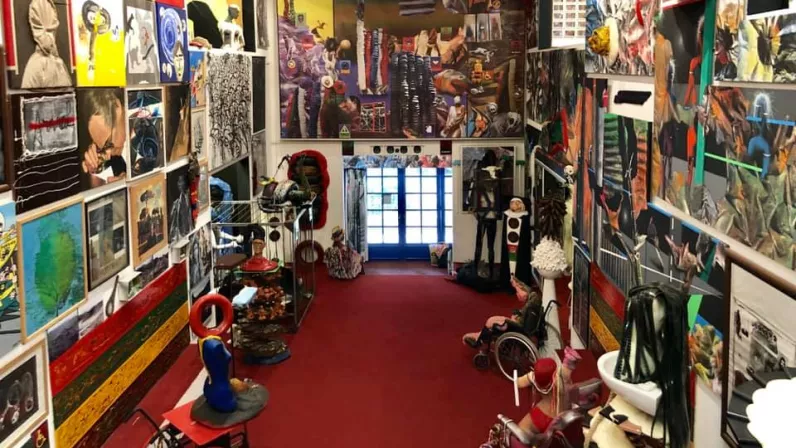 Archipels rend hommage à l’œuvre de Vincent Mengin-Lecreulx, artiste peintre, sculpteur, installateur, interprète, cinéaste, constructeur, scénographe ...disparu le 15 février dernier.  L’œuvre atypique de cet artiste contemporain a pris ses racines dans un lieu unique le L.A.C (Lieu d’Art Contemporain) façonné à la Ravine des Cabris par lui-même en 1980 aux côtés de son épouse Roselyne. C’est le lieu où il a tout créé et construit, des bâtiments aux jardins, en passant par les maisons d'artistes accueillan