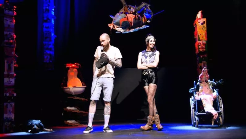 Archipels rend hommage à l’œuvre de Vincent Mengin-Lecreulx, artiste peintre, sculpteur, installateur, interprète, cinéaste, constructeur, scénographe ...disparu le 15 février dernier.  L’œuvre atypique de cet artiste contemporain a pris ses racines dans un lieu unique le L.A.C (Lieu d’Art Contemporain) façonné à la Ravine des Cabris par lui-même en 1980 aux côtés de son épouse Roselyne. C’est le lieu où il a tout créé et construit, des bâtiments aux jardins, en passant par les maisons d'artistes accueillan