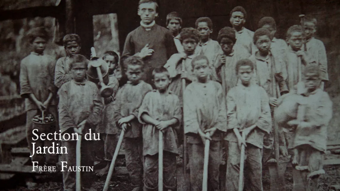 "Information en préambule du documentaire" Lancée il y a une dizaine d'années, la réalisation de ce documentaire s'est trouvée interrompue suite au décès tragique de son co-auteur, l'historien Sudel Fuma. Ayant pu relancer le projet, nous avons eu le privilège, une décennie plus tard, de mener à son terme cette création audiovisuelle. Nous dédions ce film au regretté Sudel Fuma.  Résumé : Le 8 mars 1869, une colonie pénitentiaire pour jeunes détenus est ouverte à l'île de La Réunion. Il s'agit d'un bagne po
