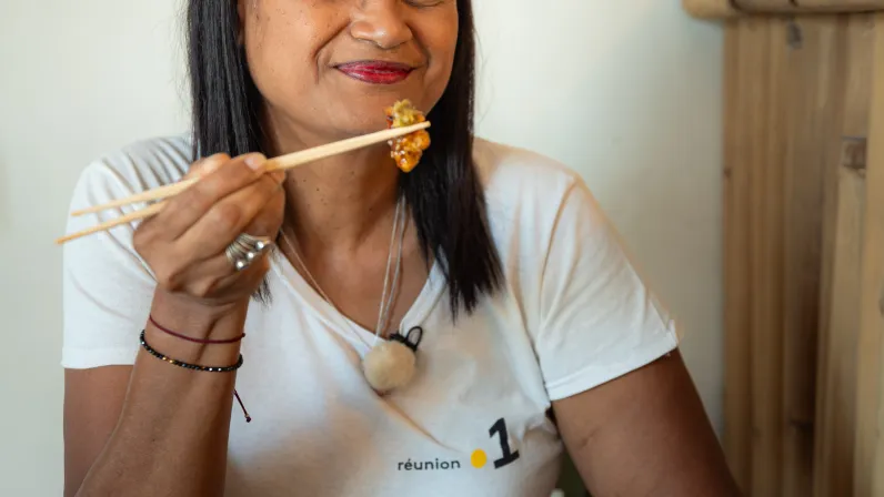 « Bat' Kari » : Le rendez-vous gourmand qui met les pieds sous la table et l'humain au cœur de l'assiette ! 🥘❤️ « Dwa’d pié y kart sou la tab ! » — Selon Rocaya 👣✨