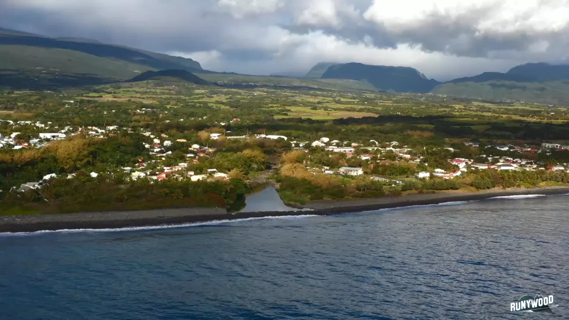 Bassin Bleu, sur la côte est de la Réunion, une eau de source qui jaillit des rochers et se mêle à l’eau de mer. Depuis toujours on y vient boire et chercher de l’eau, parfois de très loin. Si vous y êtes très tôt le matin, certain que vous croiserez des habitués : ces porteurs d’eau, chargés de sacs remplis de bonbonnes d’eau en plastique. Ils viennent au bassin boire, parfois nager, se régénérer au contact d’un lieu magique et unique où résonne clairement la force d’une nature qui se montrer aussi généreu
