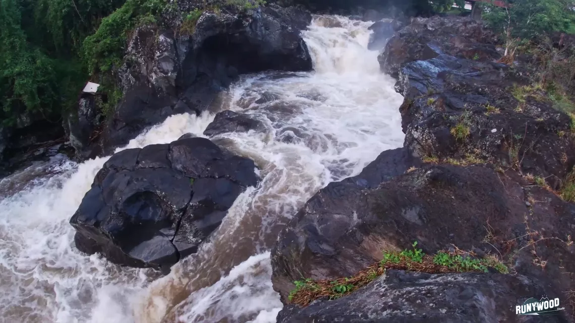 Bassin Bleu, sur la côte est de la Réunion, une eau de source qui jaillit des rochers et se mêle à l’eau de mer. Depuis toujours on y vient boire et chercher de l’eau, parfois de très loin. Si vous y êtes très tôt le matin, certain que vous croiserez des habitués : ces porteurs d’eau, chargés de sacs remplis de bonbonnes d’eau en plastique. Ils viennent au bassin boire, parfois nager, se régénérer au contact d’un lieu magique et unique où résonne clairement la force d’une nature qui se montrer aussi généreu