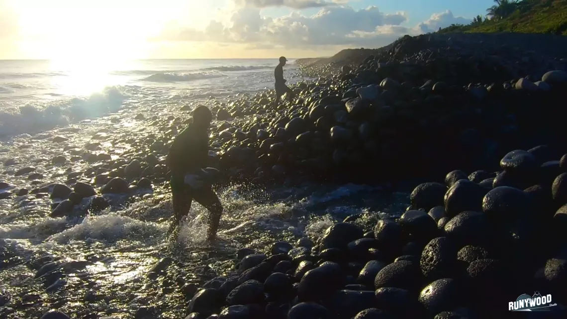 Bassin Bleu, sur la côte est de la Réunion, une eau de source qui jaillit des rochers et se mêle à l’eau de mer. Depuis toujours on y vient boire et chercher de l’eau, parfois de très loin. Si vous y êtes très tôt le matin, certain que vous croiserez des habitués : ces porteurs d’eau, chargés de sacs remplis de bonbonnes d’eau en plastique. Ils viennent au bassin boire, parfois nager, se régénérer au contact d’un lieu magique et unique où résonne clairement la force d’une nature qui se montrer aussi généreu