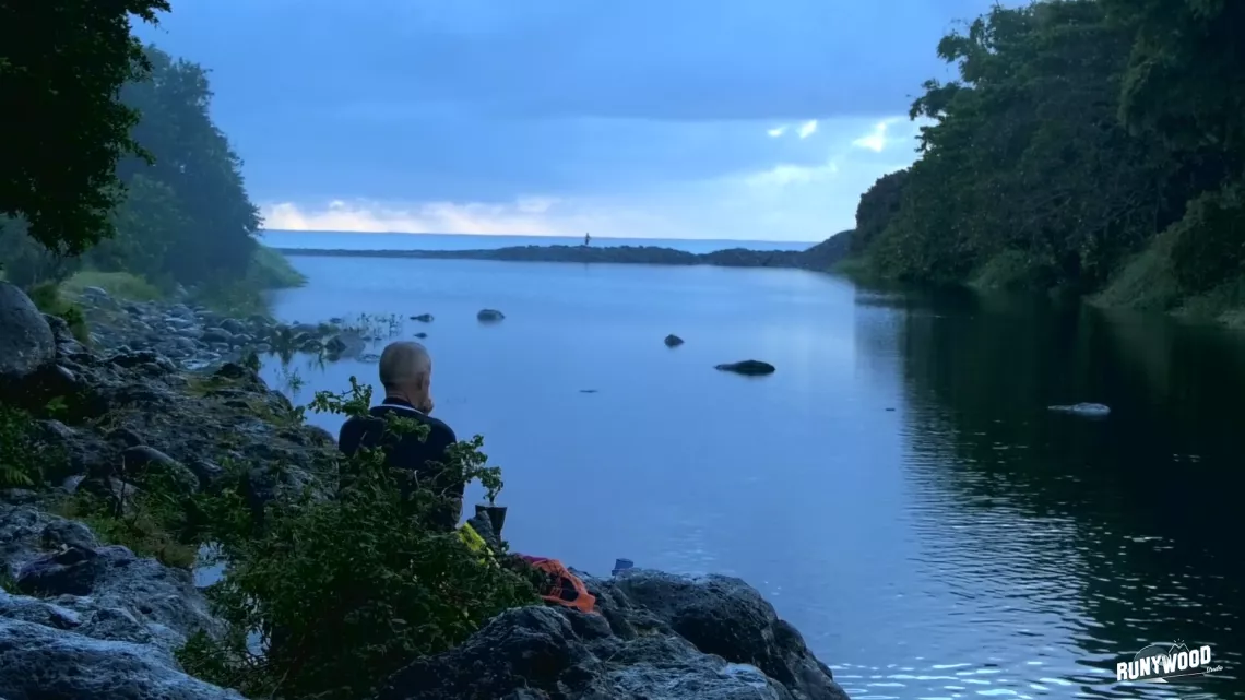 Bassin Bleu, sur la côte est de la Réunion, une eau de source qui jaillit des rochers et se mêle à l’eau de mer. Depuis toujours on y vient boire et chercher de l’eau, parfois de très loin. Si vous y êtes très tôt le matin, certain que vous croiserez des habitués : ces porteurs d’eau, chargés de sacs remplis de bonbonnes d’eau en plastique. Ils viennent au bassin boire, parfois nager, se régénérer au contact d’un lieu magique et unique où résonne clairement la force d’une nature qui se montrer aussi généreu