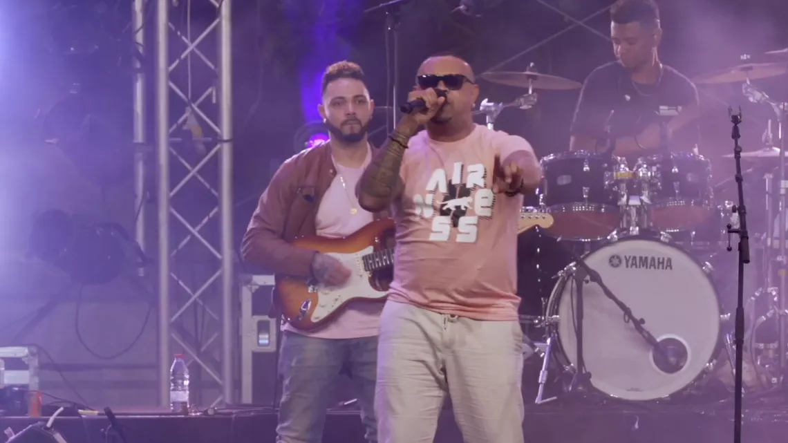 Benjam a organisé le 13 juillet dernier le concert anniversaire de ses 25 ans de carrière sur le Boulevard Hubert Delisle à Saint-Pierre, fermé à la circulation pour la célébration de notre Fête nationale. Originaire de Saint-André à l’île de La Réunion, Benjam a fait ses classes dans le groupe de maloya Cimendef avant de surfer, avec une égale aisance, sur différentes vagues musicales, du ragga au zouk en passant par le séga, le rap ou le reggae.