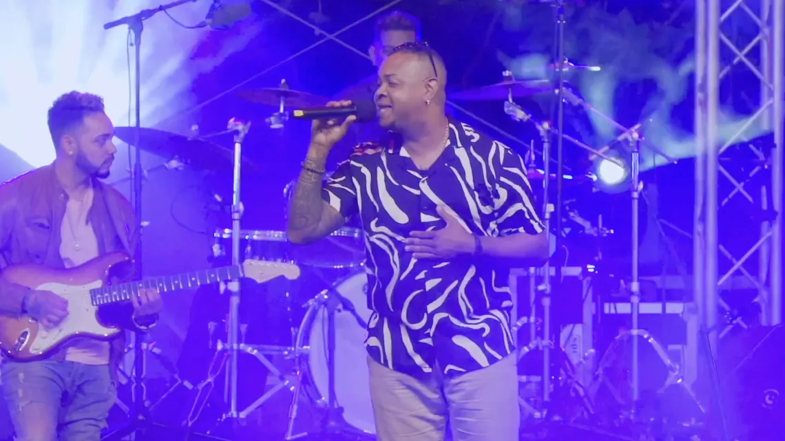 Benjam a organisé le 13 juillet dernier le concert anniversaire de ses 25 ans de carrière sur le Boulevard Hubert Delisle à Saint-Pierre, fermé à la circulation pour la célébration de notre Fête nationale. Originaire de Saint-André à l’île de La Réunion, Benjam a fait ses classes dans le groupe de maloya Cimendef avant de surfer, avec une égale aisance, sur différentes vagues musicales, du ragga au zouk en passant par le séga, le rap ou le reggae.
