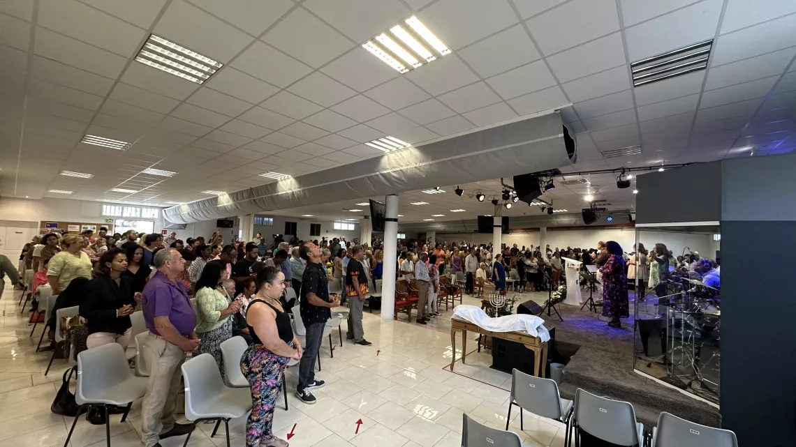 Pâques chez les protestants. Pâques est une fête majeure pour les protestants. Si les fêtes de Pâques représentent pour tous les Chrétiens le rendez-vous le plus sacré de l'année, elles sont célébrées différemment chez les catholiques et les protestants... Ces derniers, qui ne reconnaissent pas la tutelle du pape et de Rome, célèbrent la pâques avec plus de retenue.. et les offices dans les temples invitent chacun à la réflexion et au partage.