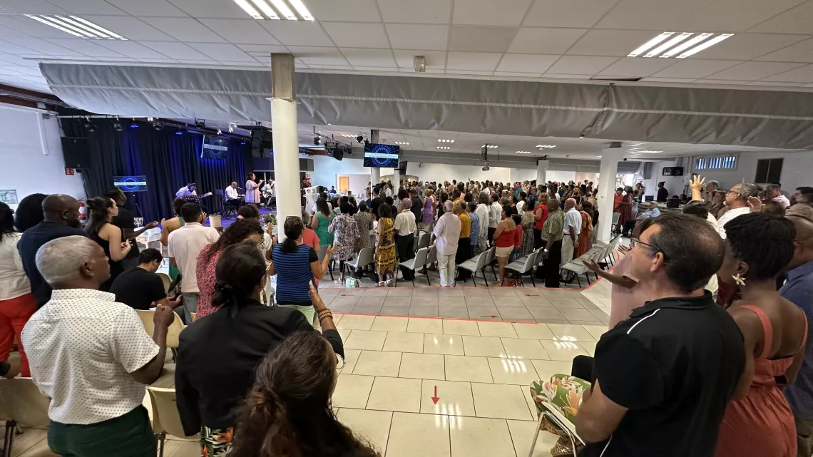 Pâques chez les protestants. Pâques est une fête majeure pour les protestants. Si les fêtes de Pâques représentent pour tous les Chrétiens le rendez-vous le plus sacré de l'année, elles sont célébrées différemment chez les catholiques et les protestants... Ces derniers, qui ne reconnaissent pas la tutelle du pape et de Rome, célèbrent la pâques avec plus de retenue.. et les offices dans les temples invitent chacun à la réflexion et au partage.