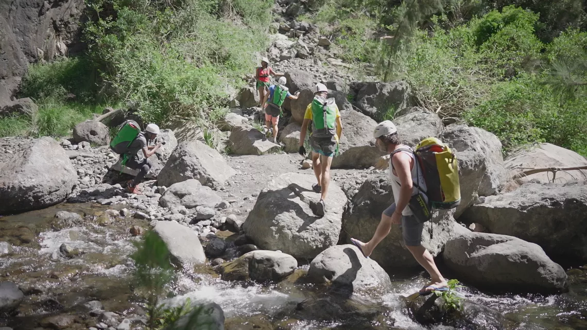 Pour le dernier numéro de la saison sur Réunion la 1ère , Tony nous emmène dans le cadre majestueux du cirque de Cilaos, une invitation propice à l’aventure pour nos trois participants : Jean-Hugues, Cécile et Frédéric Alias « Doug 