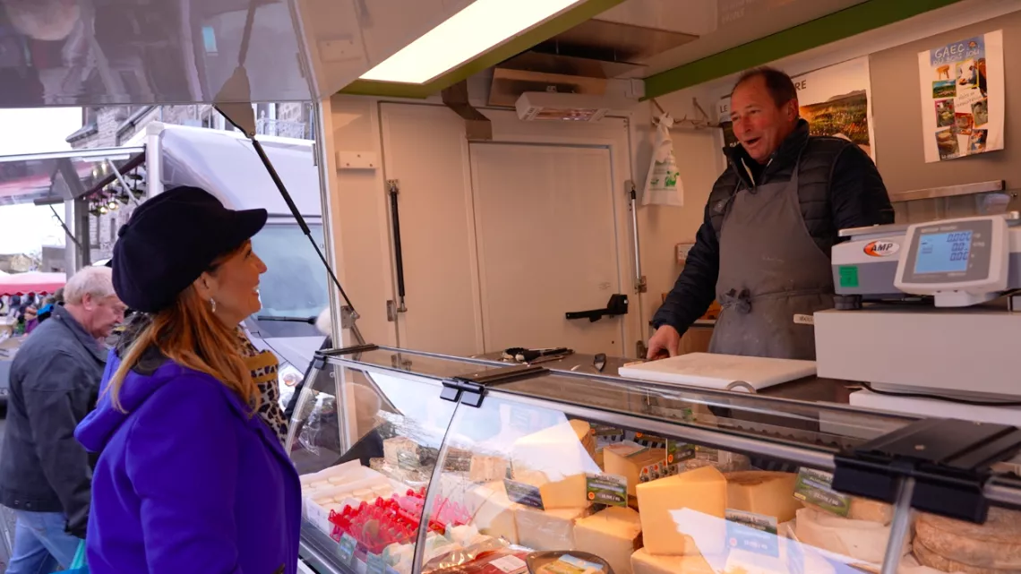 Carinne Teyssandier sur un marché du Sancy