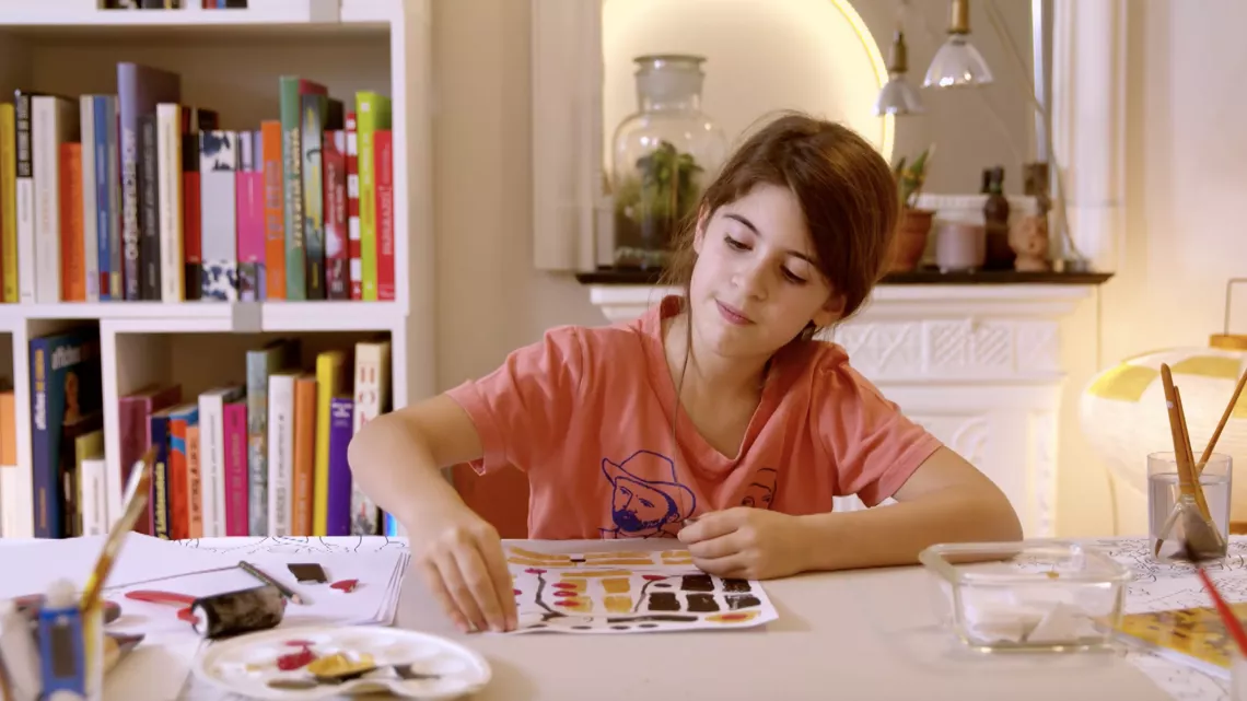 Une jeune fille réalise une oeuvre