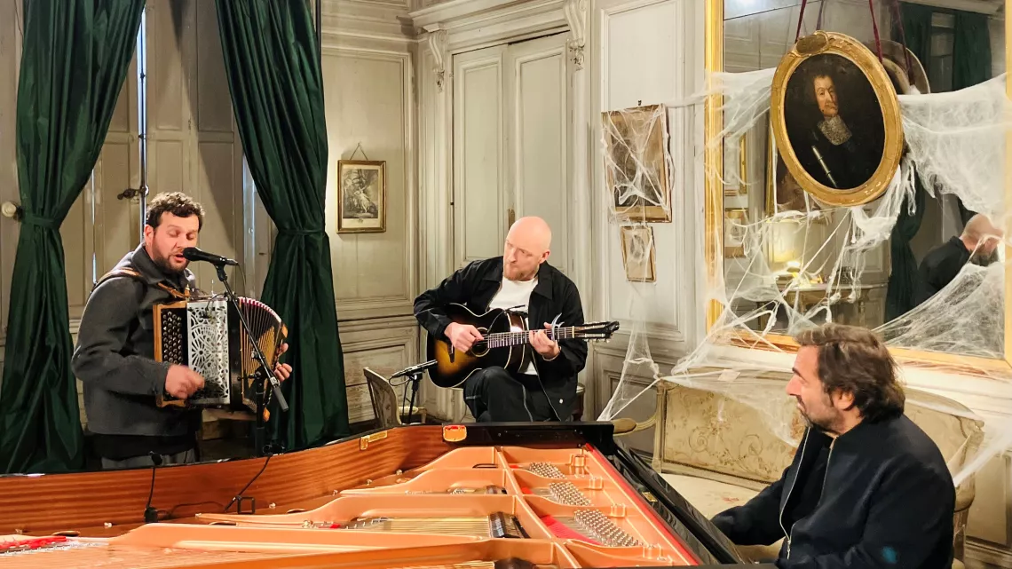 Claudio Capeo interprète son titre "Madame"