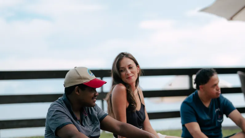 Pendant deux mois, l’émission Allon Kozé a pris vie comme une parenthèse hors du temps, une aventure humaine intense portée par l’énergie lumineuse de Léa Euphrosine. À ses côtés, une trentaine de personnes vivant avec un handicap et accompagnées au quotidien par l’ALEFPA, ont relevé un défi aussi audacieux qu’émouvant : réaliser douze interviews, douze rencontres, douze instants de vérité.