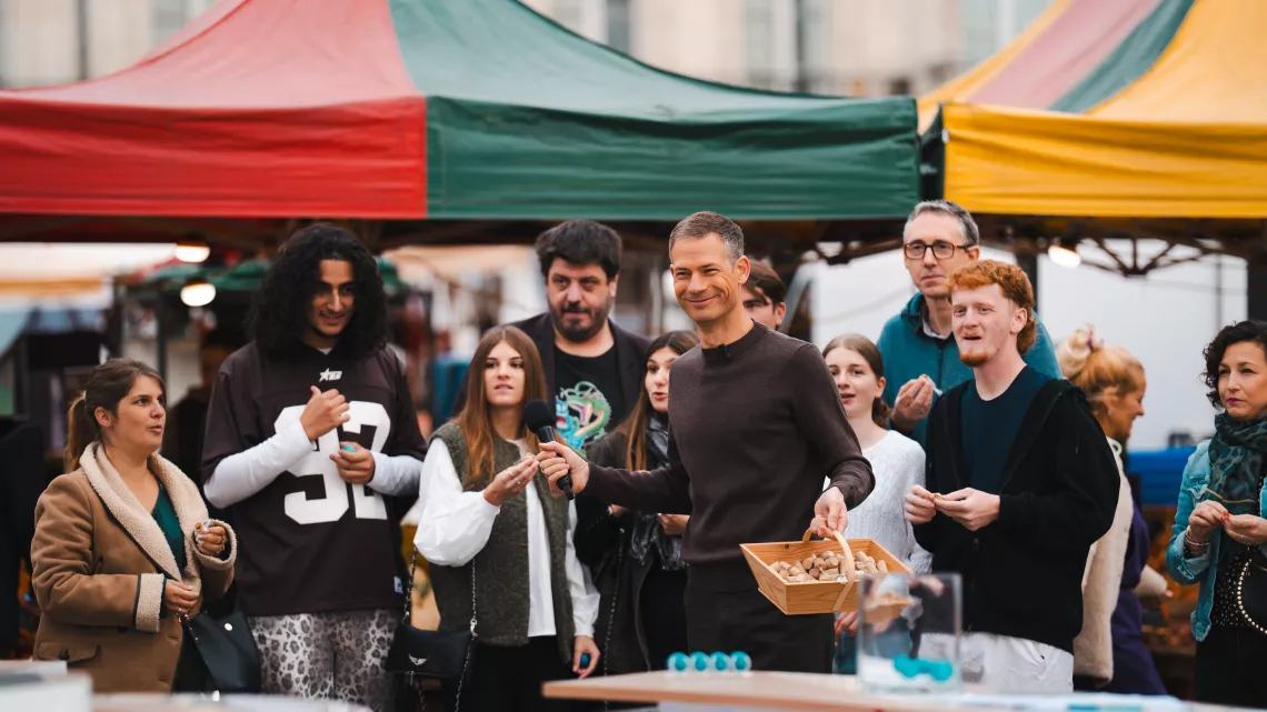 Une candidate joue au Schmilblic