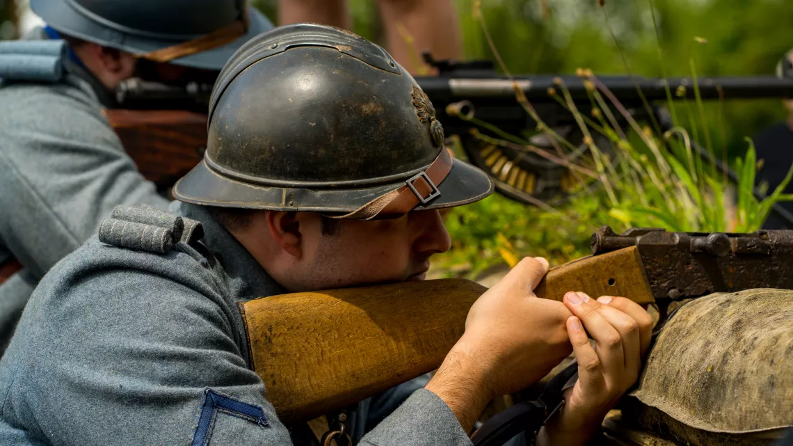 Un soldat dans une tranchée