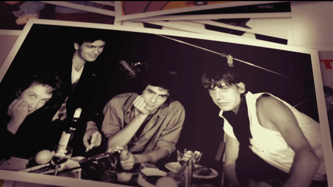 Le plus grand groupe de l'histoire du rock français fêtait ses 40 ans en 2016, l'occasion de raconter leur jolie petite histoire !  Téléphone, c'est une bande de copains, Corine Marienneau, Louis Bertignac, Jean-Louis Aubert et Richard Kolinka. « C'est quatre jeunes qui se sont rencontrés et qui ont décidé de faire quelque chose ensemble, de faire de la musique ensemble », raconte Louis Bertignac. Et ensemble, ils vont changer le visage du rock français.