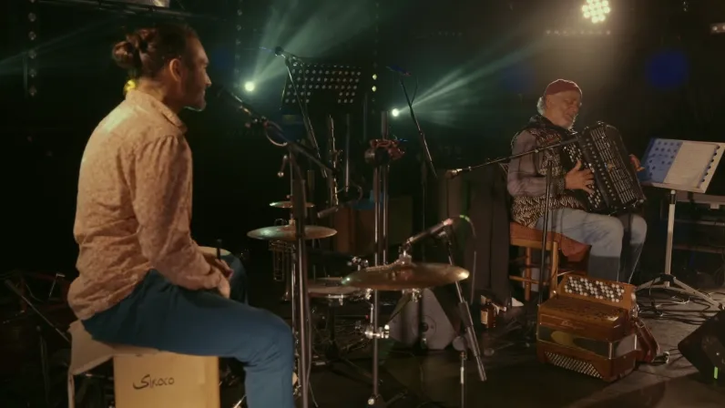 Comment se (re)trouver quand on est déraciné ? 🤔 Découvrez l'histoire de René Lacaille et de ses enfants, une lignée de musiciens hors-norme qui portent haut la culture créole à travers le monde ! 🗺️🎤