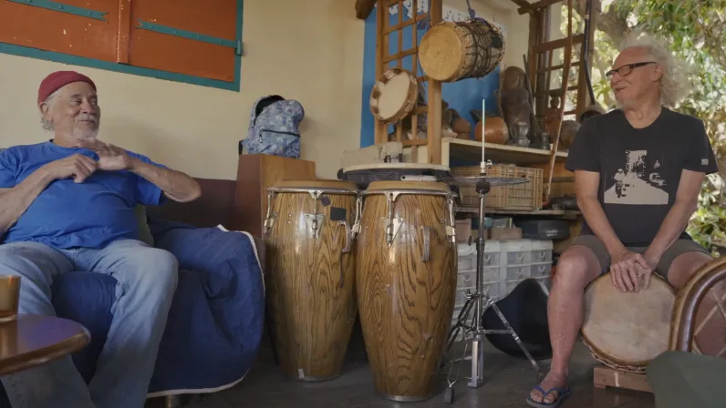 Comment se (re)trouver quand on est déraciné ? 🤔 Découvrez l'histoire de René Lacaille et de ses enfants, une lignée de musiciens hors-norme qui portent haut la culture créole à travers le monde ! 🗺️🎤