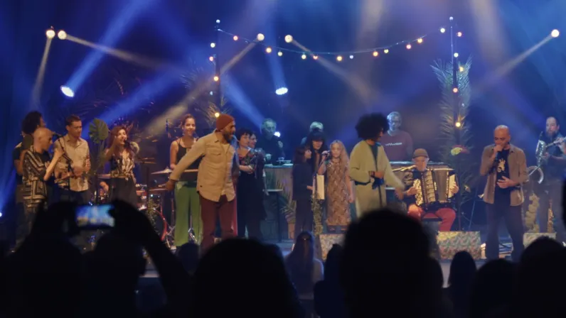 Comment se (re)trouver quand on est déraciné ? 🤔 Découvrez l'histoire de René Lacaille et de ses enfants, une lignée de musiciens hors-norme qui portent haut la culture créole à travers le monde ! 🗺️🎤