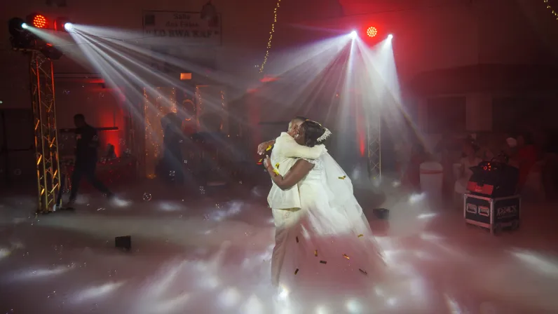 Entre eux, l’évidence s'est imposée comme une promesse d'apaisement. Née d'un échange sur les réseaux sociaux, leur rencontre a mis fin à des années de doutes et de blessures. 