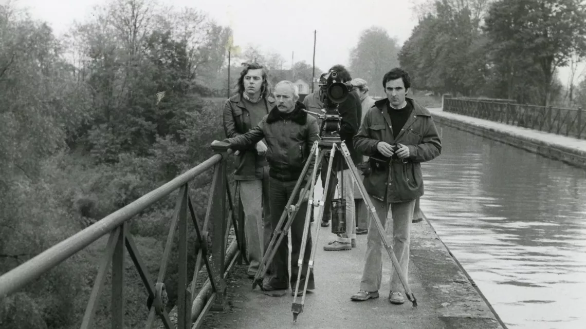 Equipe de tournage le loin du canal dans l'Yonne