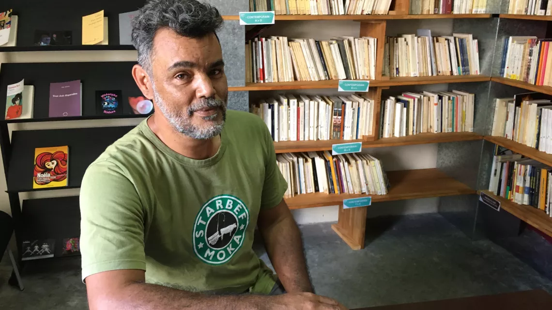 In ti mot su la Semaine Créole sur Réunion 1ère   Cette semaine, Claudio a rencontré bann Sobatker, bann Zarboutans la langue créole.  Il nous a concocté un voyage à travers un mayage nout’ kozé, nout’ l’écrit, de Saint-Denis à Matouta en passant par Grand Bois.