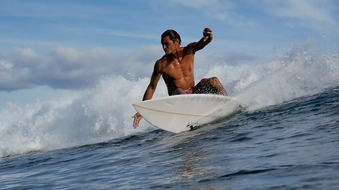 Votre documentaire Archipels est consacré au surfeur tahitien, Hira Teriinatoofa, nommé officiellement entraîneur olympique de la Fédération française de surf.