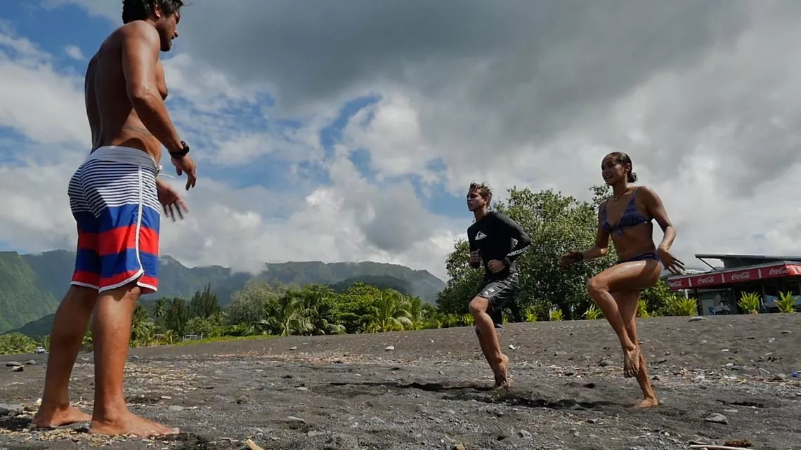 Votre documentaire Archipels est consacré au surfeur tahitien, Hira Teriinatoofa, nommé officiellement entraîneur olympique de la Fédération française de surf.