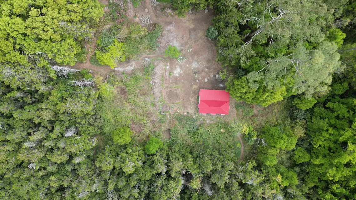 "Information en préambule du documentaire" Lancée il y a une dizaine d'années, la réalisation de ce documentaire s'est trouvée interrompue suite au décès tragique de son co-auteur, l'historien Sudel Fuma. Ayant pu relancer le projet, nous avons eu le privilège, une décennie plus tard, de mener à son terme cette création audiovisuelle. Nous dédions ce film au regretté Sudel Fuma.  Résumé : Le 8 mars 1869, une colonie pénitentiaire pour jeunes détenus est ouverte à l'île de La Réunion. Il s'agit d'un bagne po
