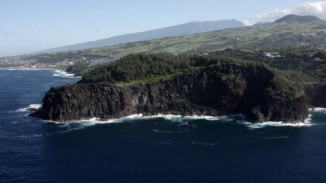 Dans la ferme de l'Îlot Paradis à La Réunion, Sandrine, Bruno et leur associé, Nicolas, pratiquent l’agroécologie en maraîchage et vergers.