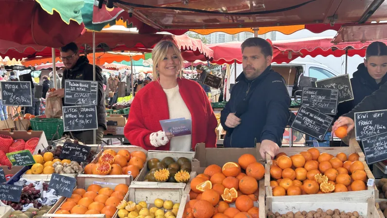 Flavie Flament au marché d'Angers