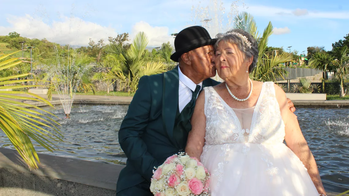 Voici la belle histoire de Gislaine 79 ans et Coco 84 ans qui s’apprêtent à convoler après s’être retrouvé il y a peu. Vous vous doutez, chacun de son côté à mener sa vie avec des enfants mais Coco n’a jamais pu oublier cette demoiselle, sur qui il avait littéralement craqué lors d’un bal. 